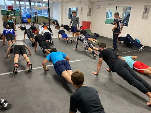 Dojo Olympique Et Sportif Académie d’Arts Martiaux - MMA, Boxe, JJB à Firminy