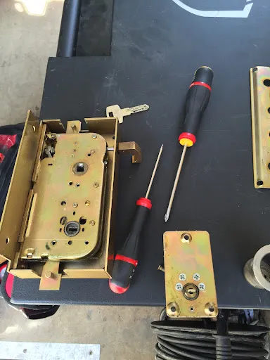 KPS Pose - Kevin, votre serrurier à Firminy